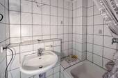 Badezimmer Sanierungsbedürftig(1) - 2 Zimmer Etagenwohnung in Burscheid
