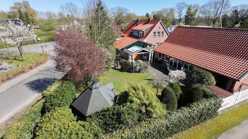 Luftaufnahme - IMMOBILIEN GUMNIOR präsentiert: Modernes Einfamilienhaus im Landhausstil mit großem NebengebäudeJagdzimmer