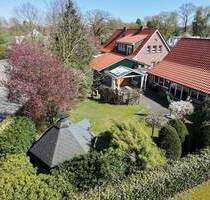 IMMOBILIEN GUMNIOR präsentiert: Modernes Einfamilienhaus im Landhausstil mit großem NebengebäudeJagdzimmer - Ohne