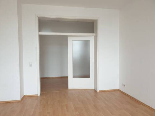 Wohnzimmer - Balkon, 2 Bäder mit Dusche+Wanne+Fenster, neue Heizung und Stellplatz am Haus im sanierten Altbau