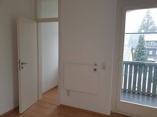 Küche mit Abstellraum und Balkon - 3 Zimmer Etagenwohnung in Lauter-Bernsbach