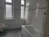 Erstes Bad mit Wanne und Fenster - 
