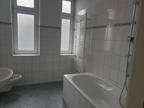 Erstes Bad mit Wanne und Fenster - 