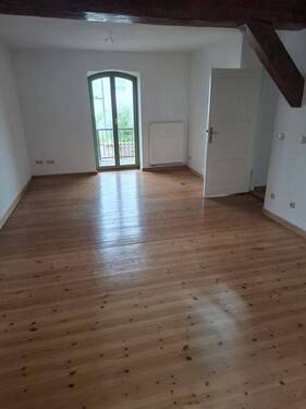 großzügiges Wohnzimmer mit Balken - 