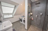 Tageslichtbadezimmer mit Dusche - 