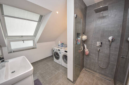 Tageslichtbadezimmer mit Dusche - 