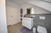 Tageslichtbadezimmer mit Dusche - 