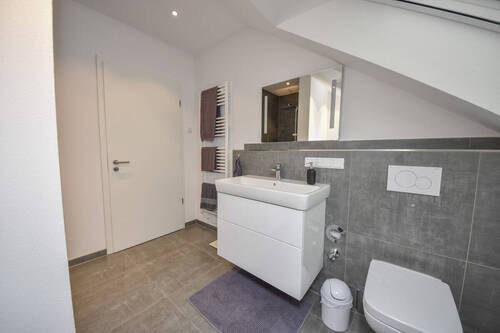 Tageslichtbadezimmer mit Dusche - 