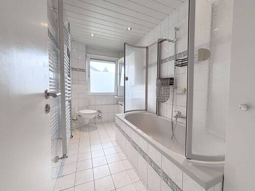 Badezimmer - Etagenwohnung mit 95,00 m² in Stadtallendorf zum Kaufen