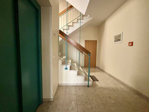 Treppenhaus mit Aufzug - 