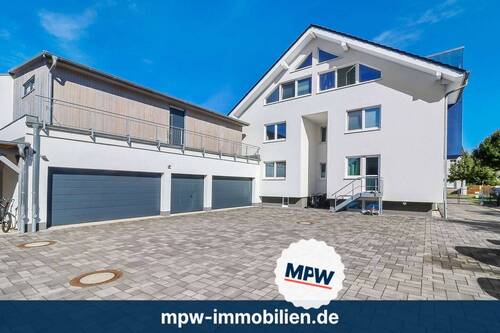 Hausrückansicht und Remise - Ziegel, Zement & Zauber: dieses Haus hat einfach alles drauf!