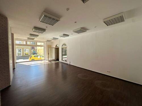 Hauptraum Blick zur Straße - Einzelhandel oder Büro in guter Lage von Neustrelitz mit Fensterfront