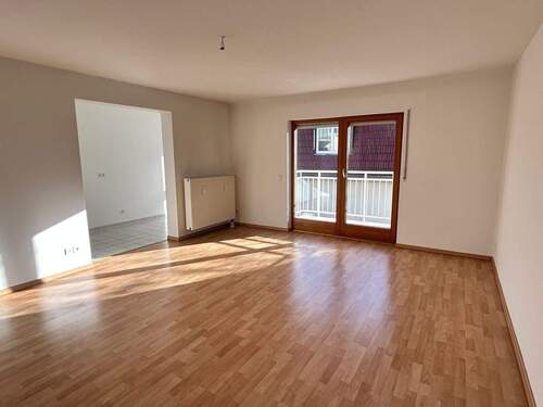 Wohnzimmer - GERÄUMIGE WOHNUNG MIT BALKON UND CARPORT IM SCHÖNEN RABENSTEIN