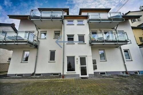 Rückansicht - Helle Räume und durchdachte Architektur - Ihr Wohntraum wartet!