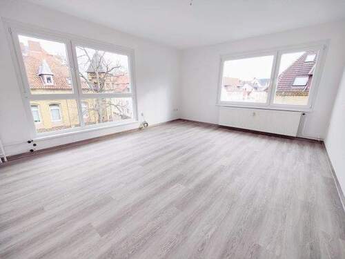 Wohnzimmer - WOHNBERECHTIGUNGSSCHEIN VORHANDEN? Dann ist diese Wohnung für SIE: 2-Zimmer Wohnung im 3. OG mit modernem Bad!