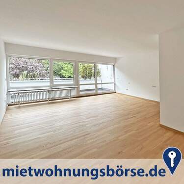 Wohnzimmer - AIGNER - Helle, renovierte 2-Zimmer-Wohnung mit Balkon in Solln