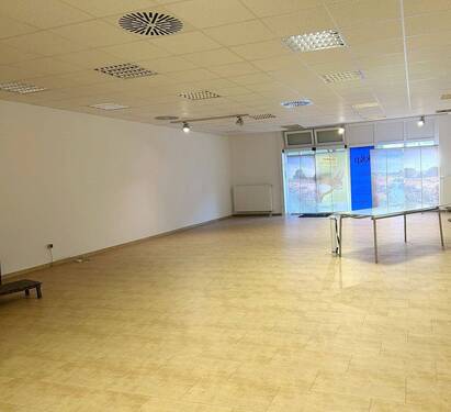 Verkaufsraum 1 - BüroLadenlokal in zentraler Lage von Hornberg, heller Raum, barrierefrei, ab sofort zu vermieten