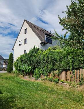 seitliche Hausansicht - 8 Zimmer Doppelhaushälfte zum Kaufen in Schöneck