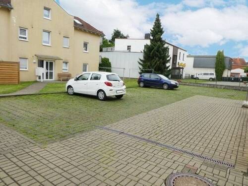 Pkw-Stellplätze am Haus - Etagenwohnung mit 51,50 m² in Heidenau zum Kaufen