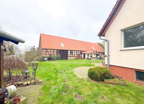 ...eine Scheune darf nicht fehlen - 7 Zimmer Mehrfamilienhaus, Wohnhaus in Werben (Elbe)
