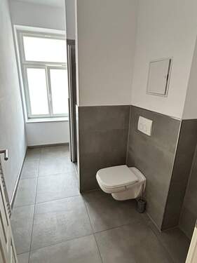 modernes Duschbad mit Fenster - 