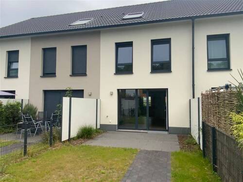 Rücksansicht mit Terrasse - Reihenhaus in Rönnebeck mit ca. 141 m² Wohnfläche, Terrasse und Gartenanteil - höchster Wohnkomfort an der schönen Weser