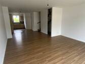 Blick vom Wohnzimmer in die Küche - 5 Zimmer Reihenmittelhaus in Bremen