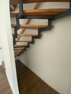 Abstellfläche unter der Treppe - 