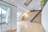 Wohnzimmer - AIGNER - Lichtdurchflutete Dachgeschosswohnung in ruhiger Lage von Gilching