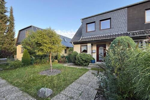 Idyllischer Vorgarten und Zugang zum Grundstück - Reihenendhaus mit 106,00 m² in Berlin zum Kaufen