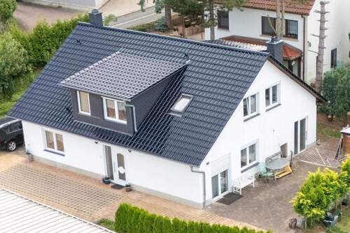 Hausansicht - Flexibles Einfamilienhaus mit Garten: Wohnen mit Einliegerwohnung oder als großes Familiendomizil