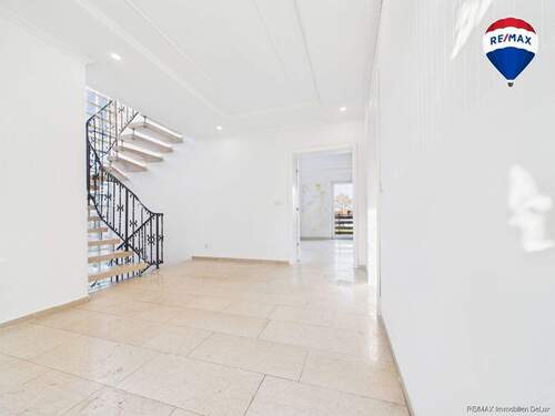 REMAX Immobilien DeLux Einfamilienhaus Diele Saarlouis Mark Borowicz - 9 Zimmer Einfamilienhaus in Saarlouis