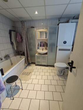 Tageslichtbad mit Wanne und Dusche - 