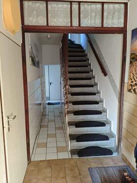 Hausflur - 6 Zimmer Reihenendhaus in Burgstädt