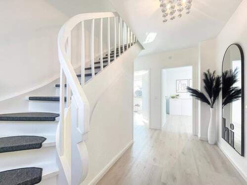 Flur mit viel Platz - 4 Zimmer Einfamilienhaus in Norderstedt