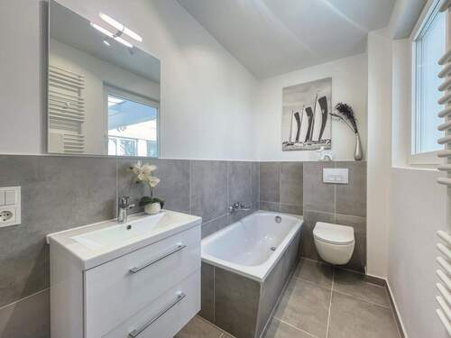 Bad mit Badewanne - Einfamilienhaus mit 114,90 m&sup2; in Norderstedt zum Kaufen