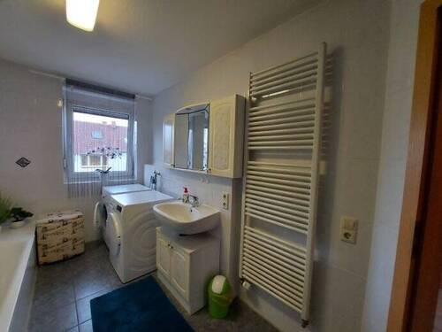 Das Bad mit Waschmaschine und Trockner - 