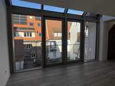 Wohnzimmer mit großem Glaselement - Einfamilienhaus mit 223,70 m² in Weinheim zum Kaufen