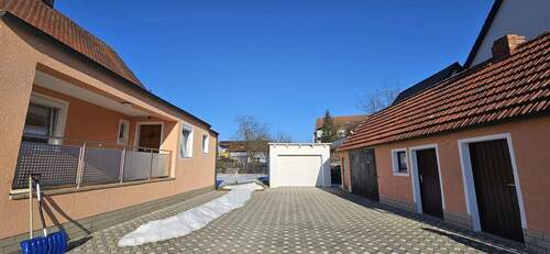 Hof und Garage - 