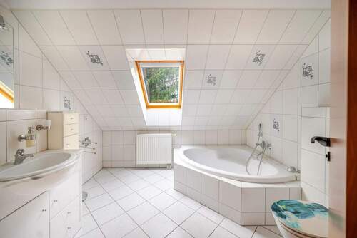 Tageslichbadezimmer mit Wanne - 