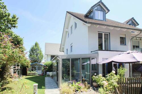 Hausansicht - Sonniges Zuhause mit Garten, beheiztem Wintergarten und Garage