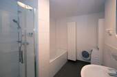 Bad mit Wanne und Dusche - 