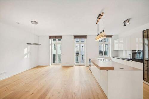 Einladendes Ambiente, Küche, Ess- und auch Wohnbereich sind fließend miteinander verbunden - 4 Zimmer Etagenwohnung zum Kaufen in Berlin