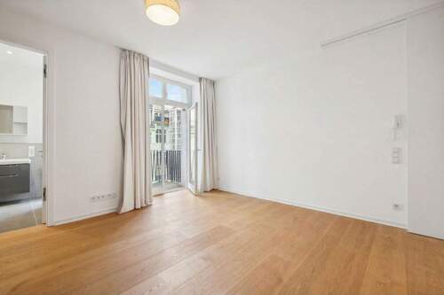 Stilvolles Schlafzimmer mit Zugang zum Balkon (mit KI leergeräumt) - 