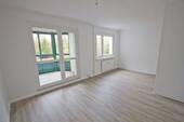 Wohnzimmer - Nachnutzer gesucht! Hübsche 3- Raumwohnung mit Balkon und Dusche