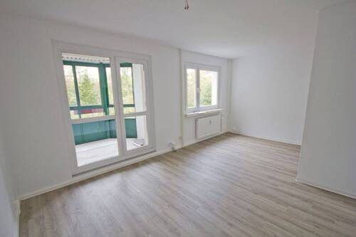 Wohnzimmer - Nachnutzer gesucht! Hübsche 3- Raumwohnung mit Balkon und Dusche