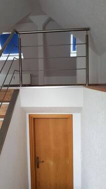 Eingangstür + Treppen-Aufgang - 