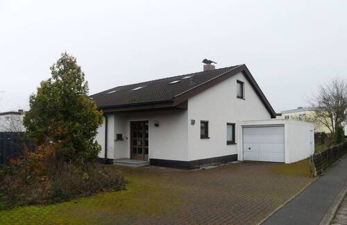 Straßenansicht Eingangsbereich - Provisionsfrei für Ersteher-EFH Niedervellmar-Zwangsversteigerung!