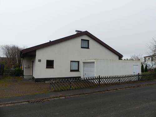 Ansicht Eingangsbereich + Garage - 4 Zimmer Einfamilienhaus zum Kaufen in Vellmar