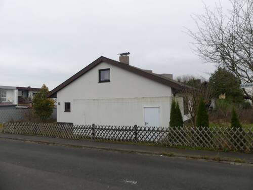 Seitenansicht mit Garage - Einfamilienhaus mit 186,00 m&sup2; in Vellmar zum Kaufen